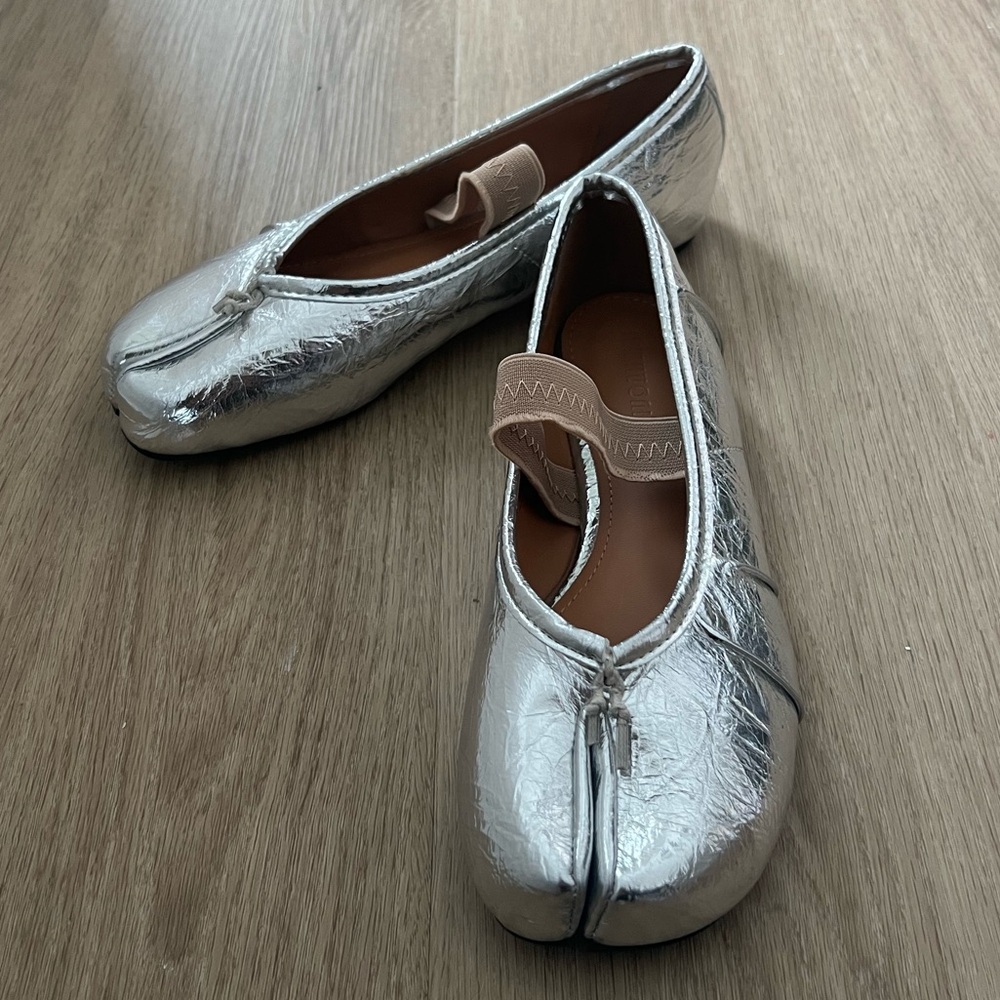 Raboesy Crinkled Silver Tabi Ballet Flats (Silver) - Size 7